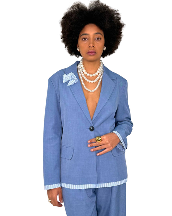 Blazer Donna Azzurro Polvere con Spilla – Giacca Sartoriale Elegante