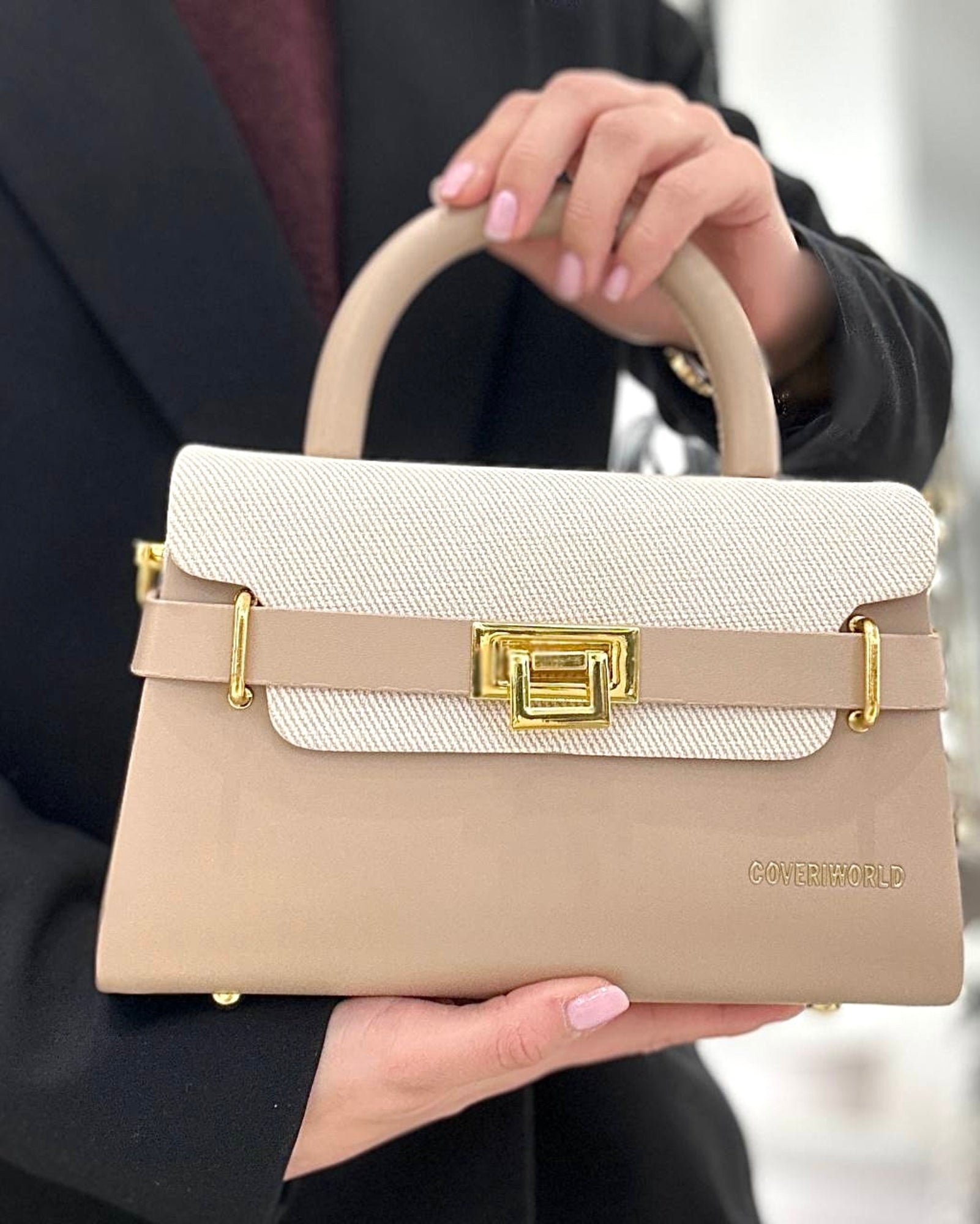 Borsa a Mano Elegante Bianca con Dettagli Oro