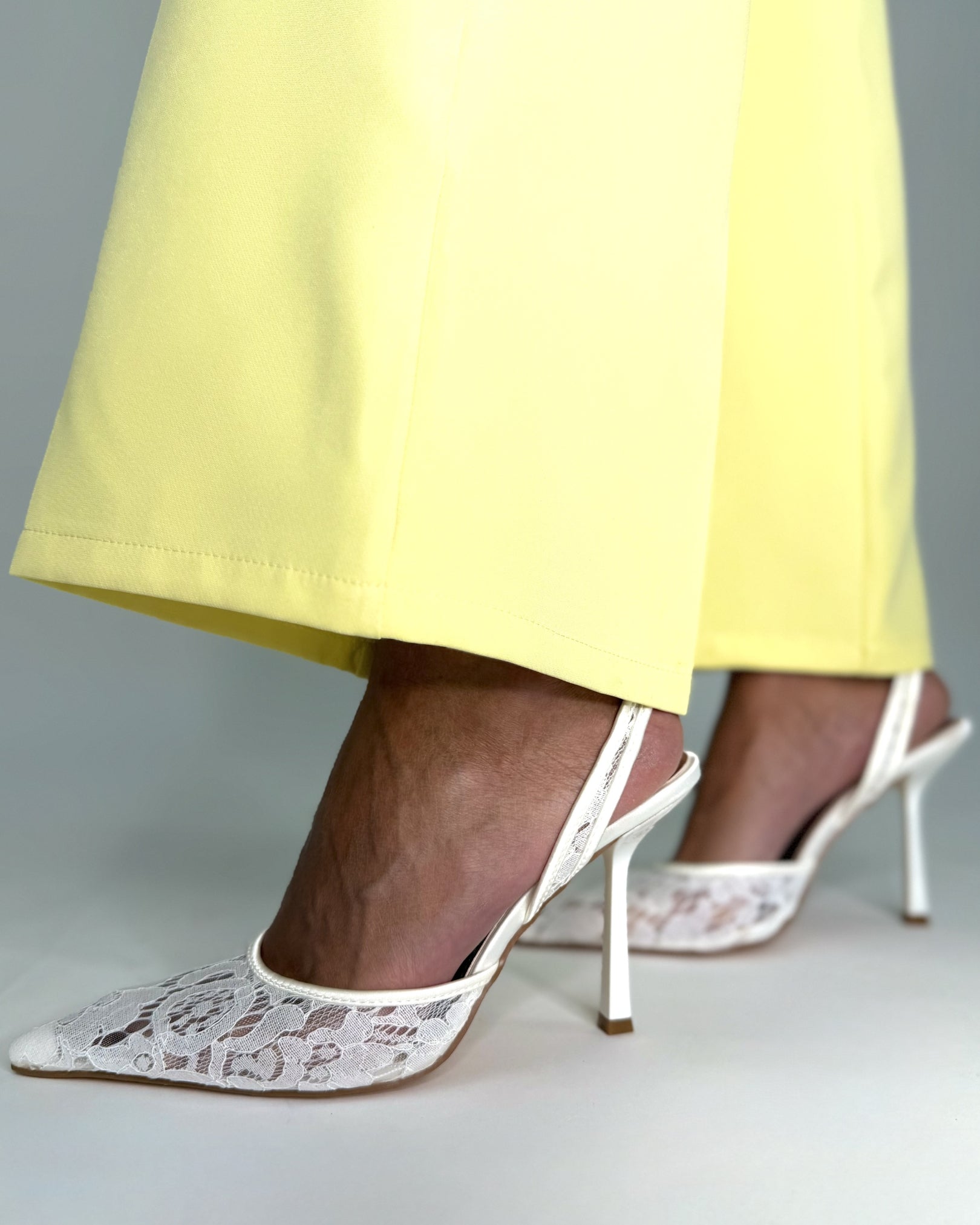 Décolleté Slingback in Pizzo Bianco con Tacco