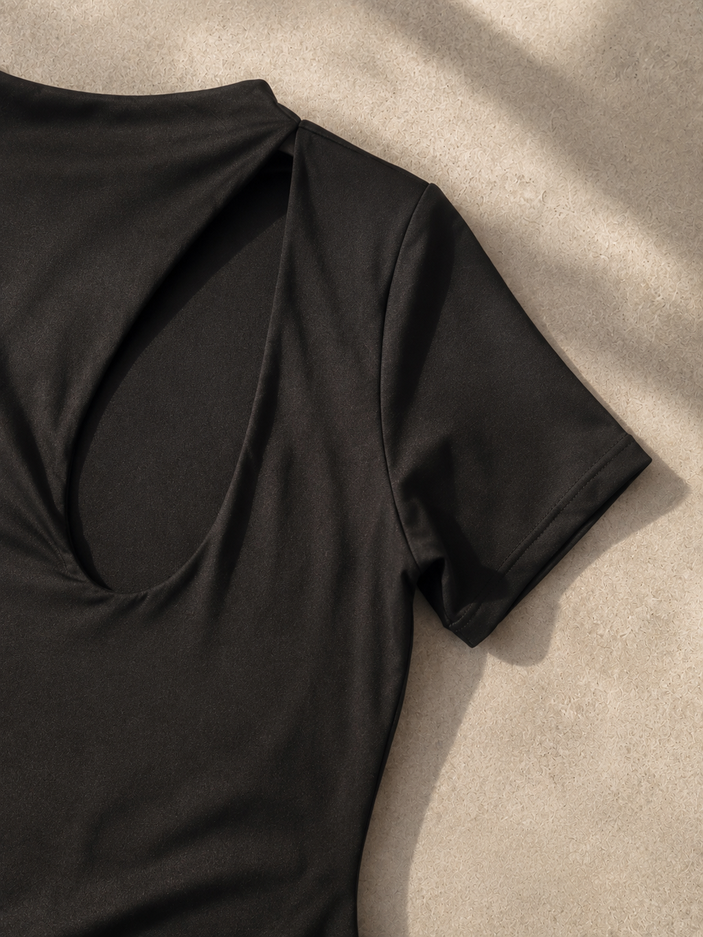 Abito Corto Aderente con Cut-Out Monospalla