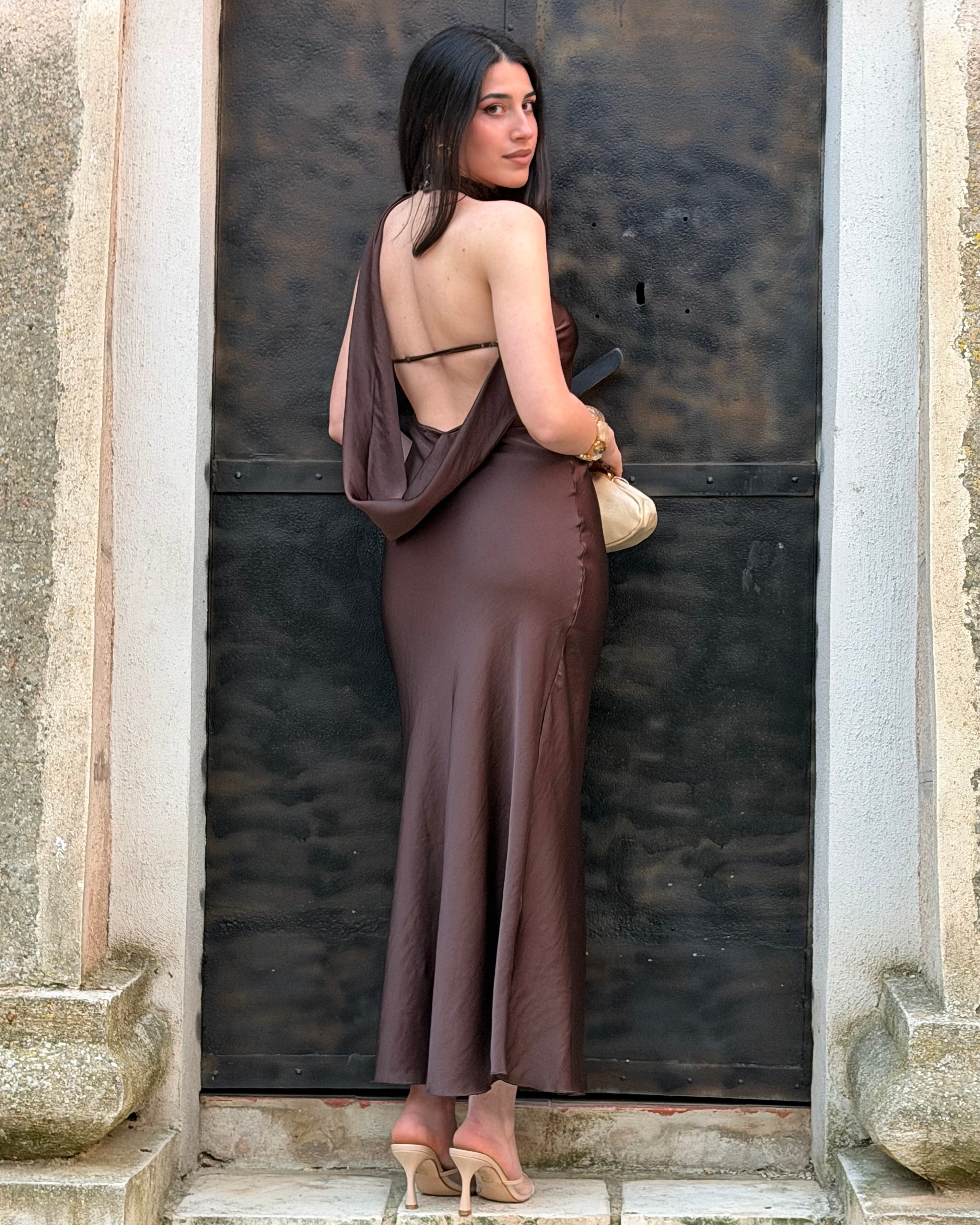 Abito Satin Lace – Schiena Scoperta & Spacco Elegante